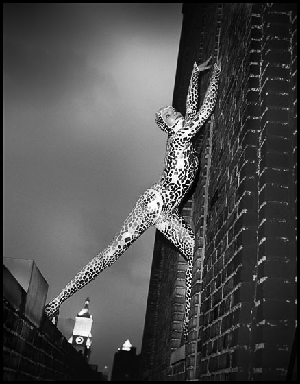 Veruschka-above-Manhattan-03-by-AHI