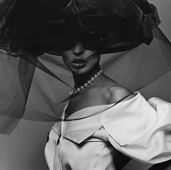 7137_fashion_with_veil_and_pearl_necklace_by_michel_comte