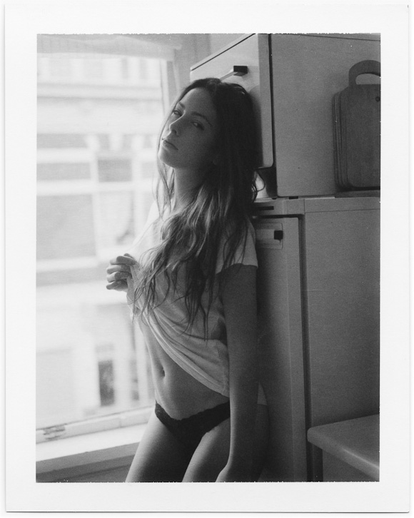 Nouveau-Noir-Leontine-230612-A-01-polaroid-600se