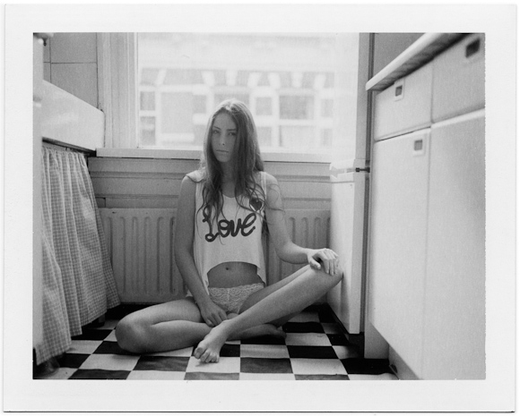 Nouveau-Noir-Leontine-230612-A-03-polaroid-600se