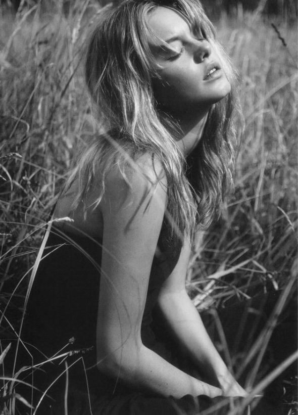 golden-eye-camille-rowe-yelena-yemchuk-lula-fall-winter-2012-5