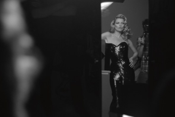 kate-moss-being-photographed-for-the-ad-campaign-photo-by-solve-sundsbo-1